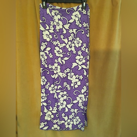 EUC Purple and White Hibiscus Print Sarong. Size M. - Picture 1 of 4